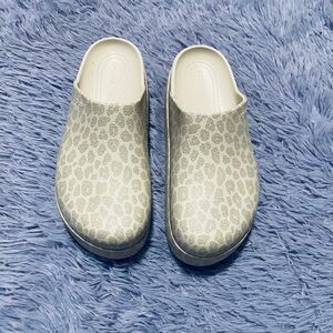 Chic Leopard Print Clogs